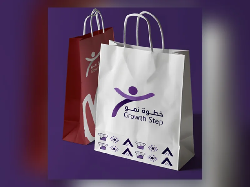 أكياس ورقية بهوية خطوة نمو