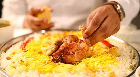 Food photo: chicken mandi being served