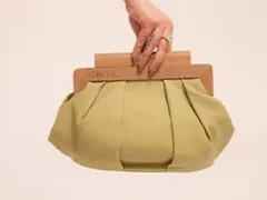 Product photo: a handbag with a wooden handle