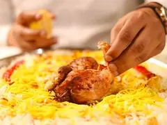 Food photo: chicken mandi being served
